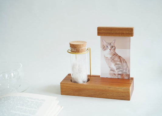 遺毛を飾れるメモリアルフォトスタンド