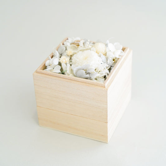 手のひらサイズの桐箱供花