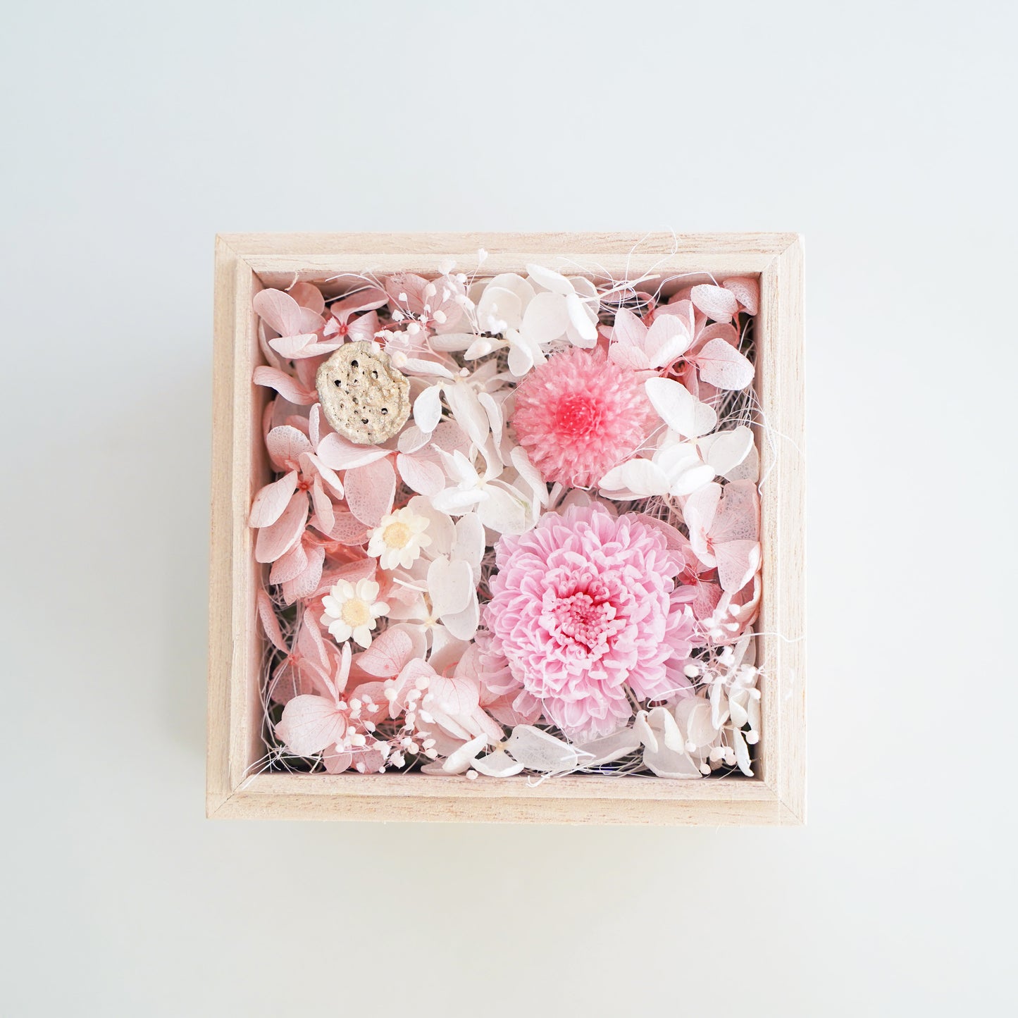 手のひらサイズの桐箱供花