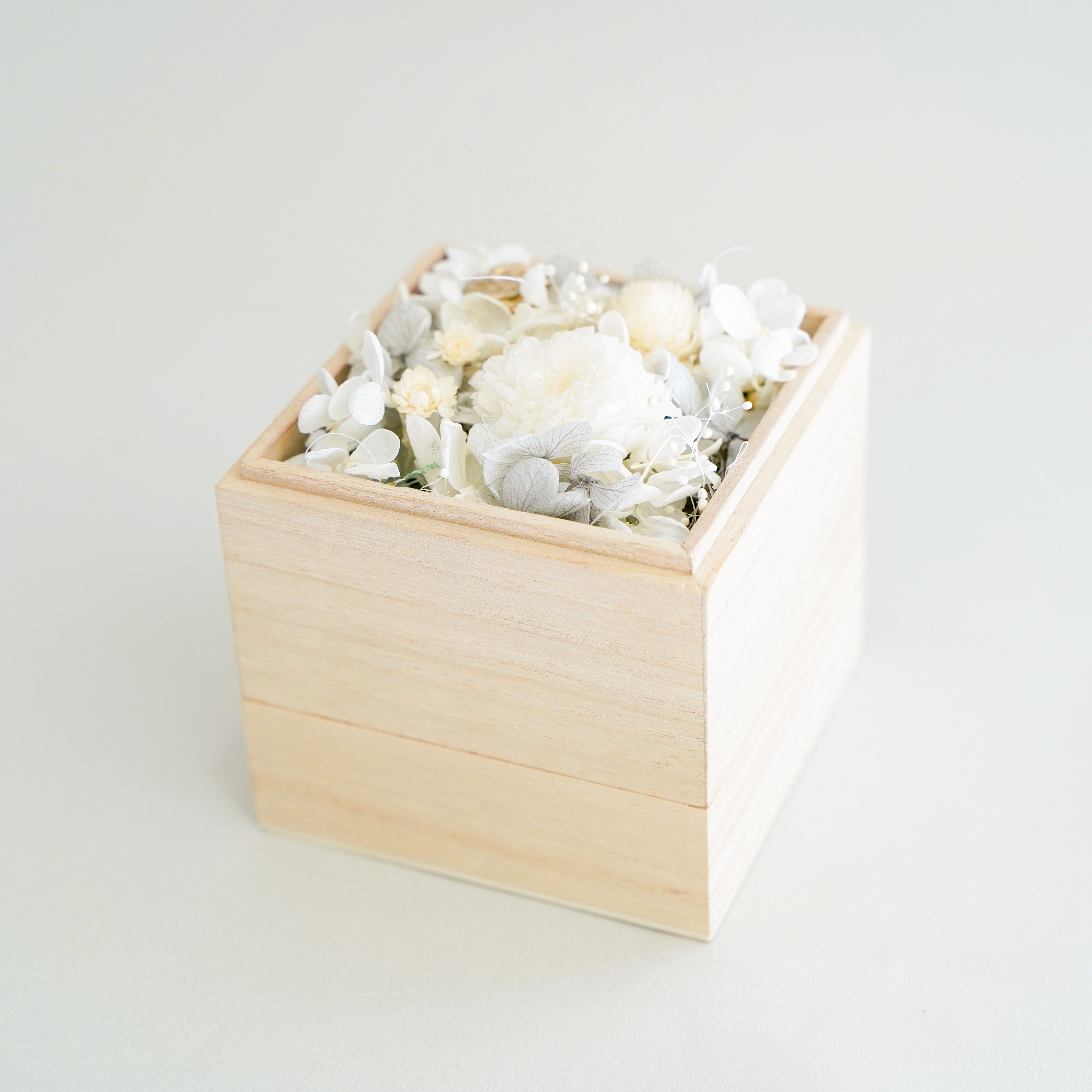 手のひらサイズの桐箱供花