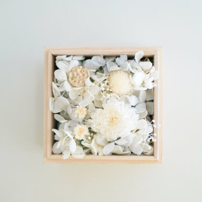 手のひらサイズの桐箱供花