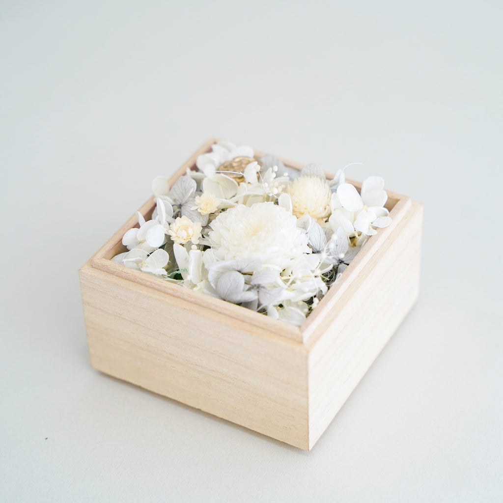 手のひらサイズの桐箱供花