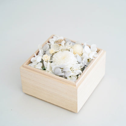 手のひらサイズの桐箱供花