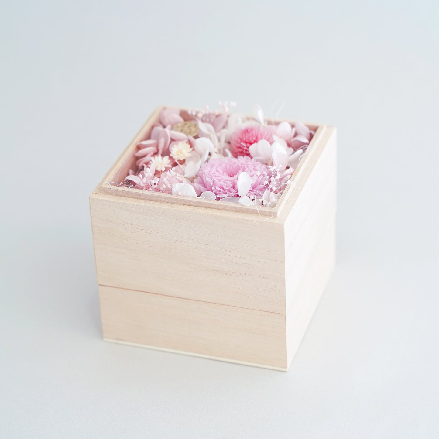 手のひらサイズの桐箱供花