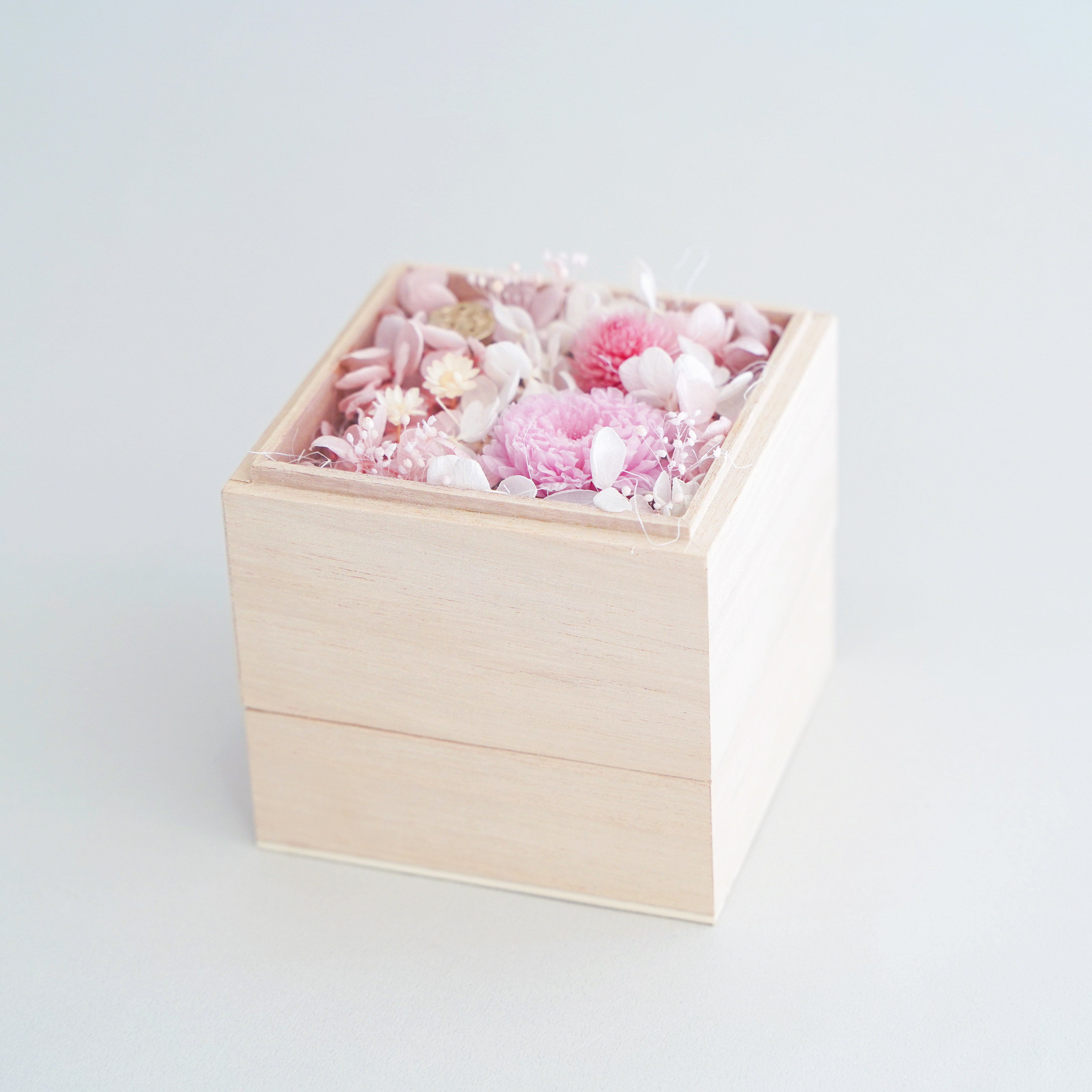 手のひらサイズの桐箱供花