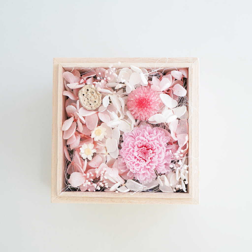 手のひらサイズの桐箱供花