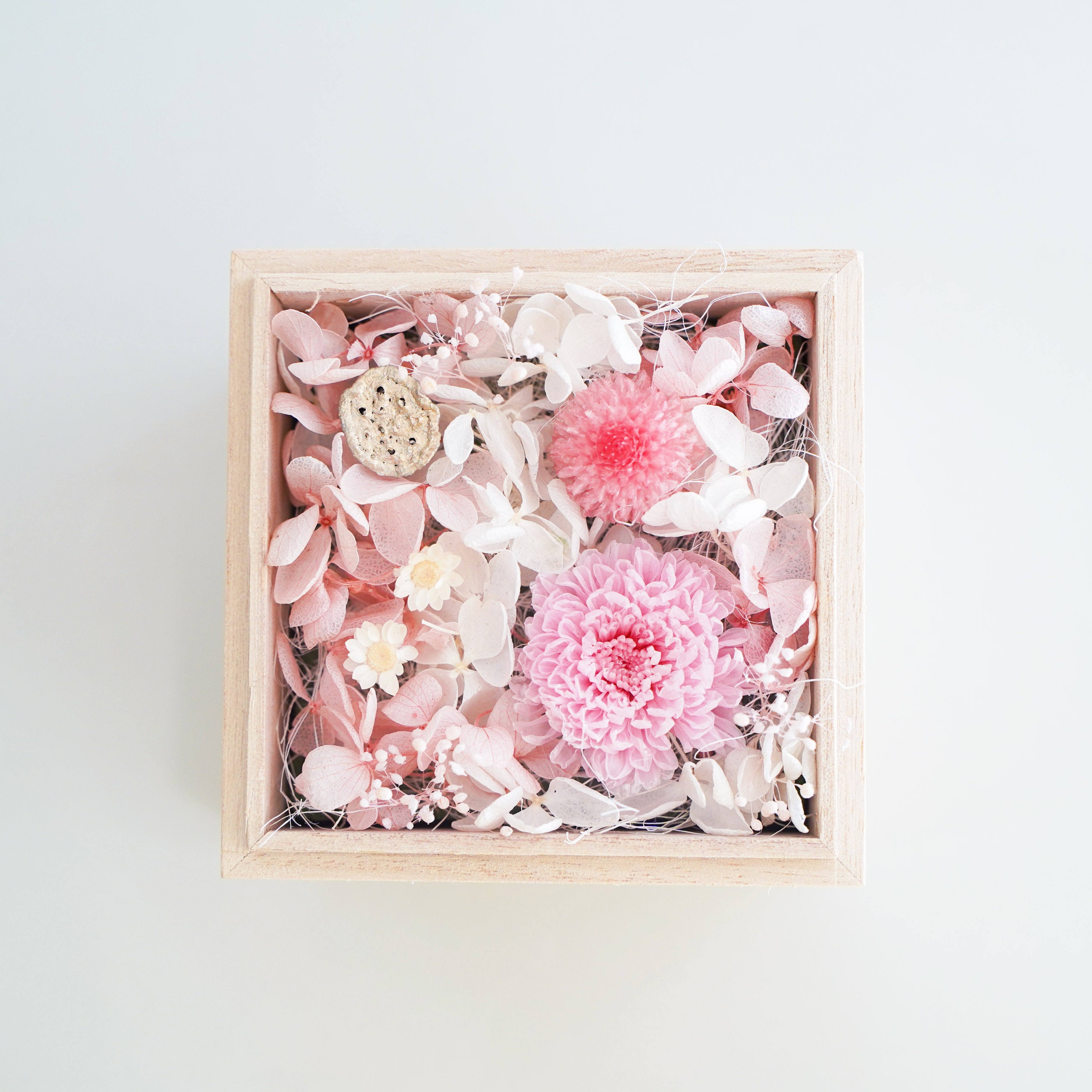 手のひらサイズの桐箱供花