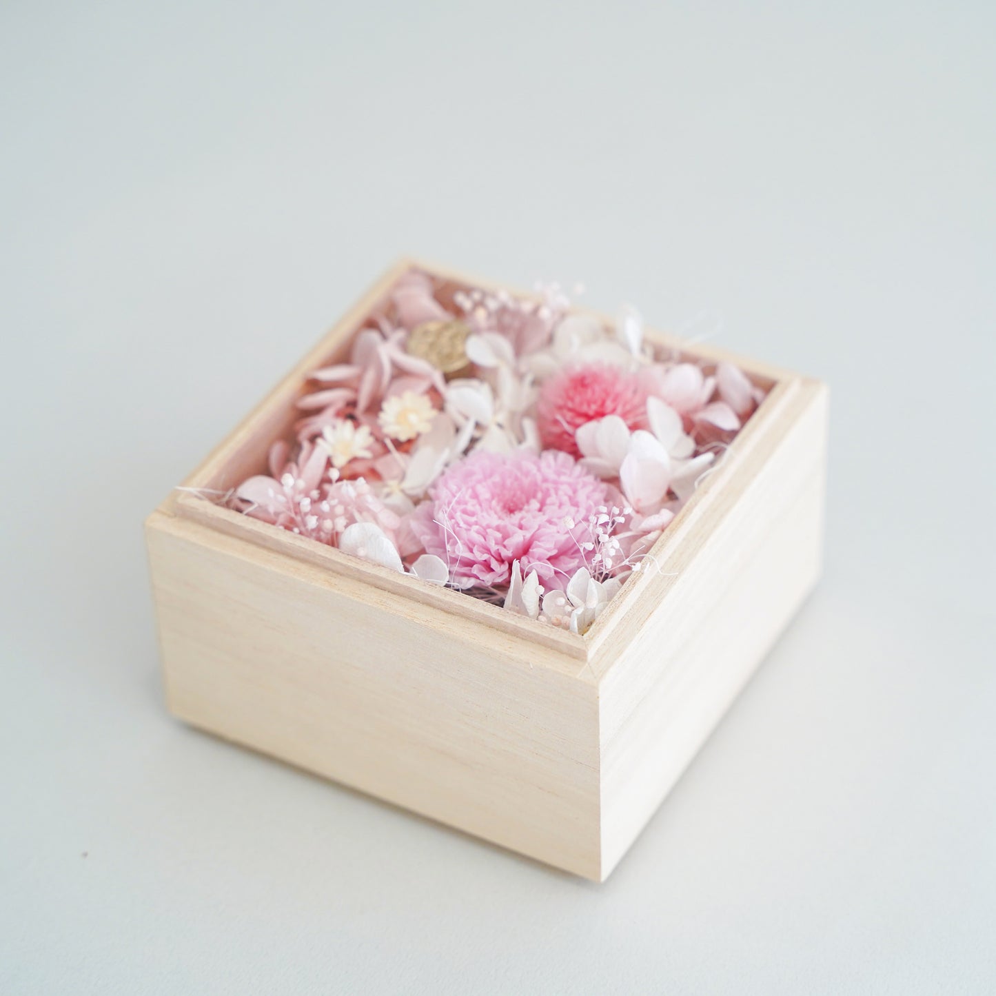 手のひらサイズの桐箱供花