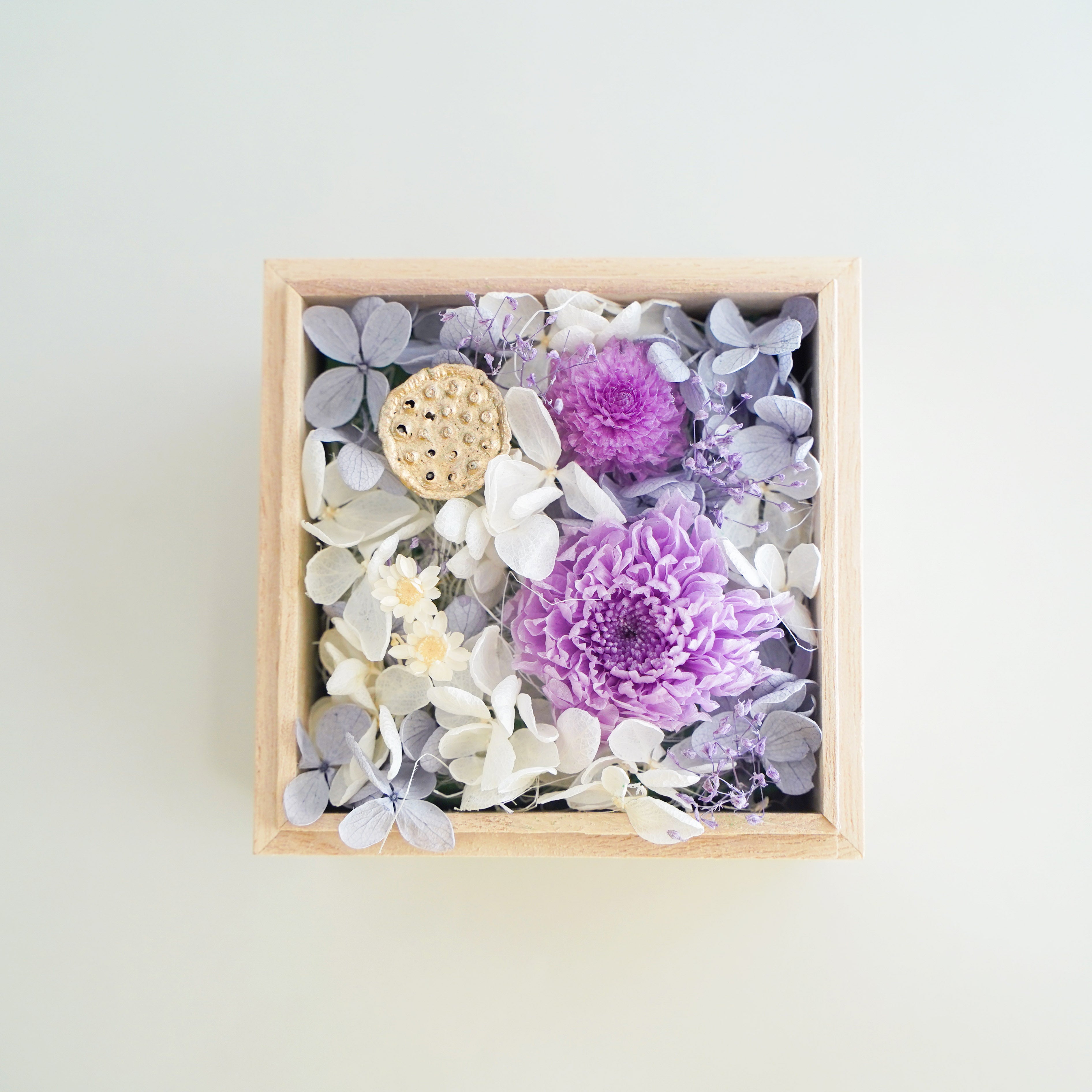 手のひらサイズの桐箱供花