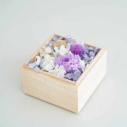 手のひらサイズの桐箱供花